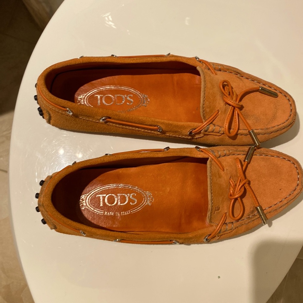 Always a favorite Tods Round Toe slip on. Good preowned condition
